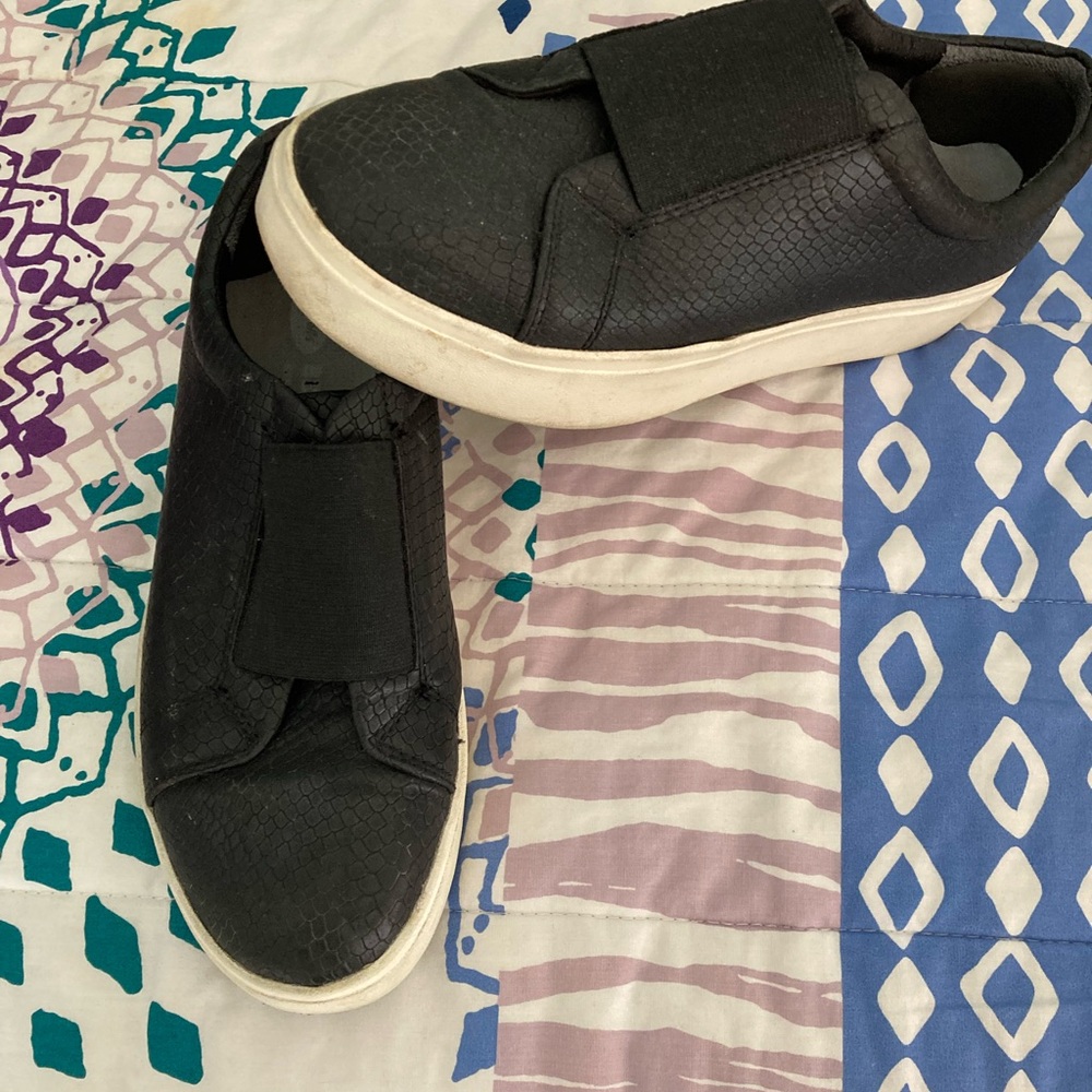 Cute black casual sneakers in great condition